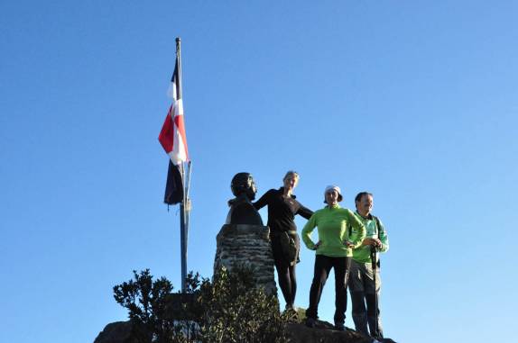 Com nossos amigos franceses no cume do Pico Duarte, na  República Dominicana, o ponto mais alto de todo o Caribe